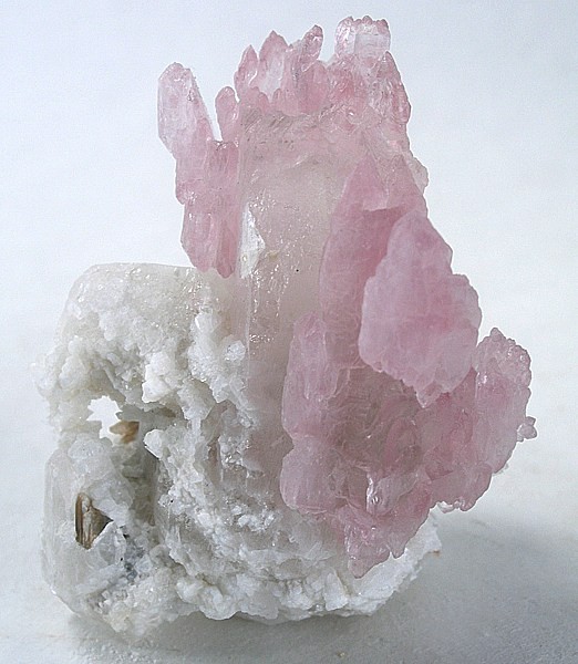 Cuarzo rosado sobre cristal incoloro